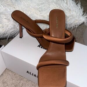 BRAND NEW BROWN HEELS SIZE 10